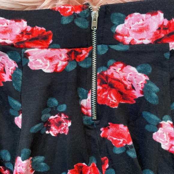 H&M DIVIDED FLORAL SKATER SKIRT - Picture 8 of 8